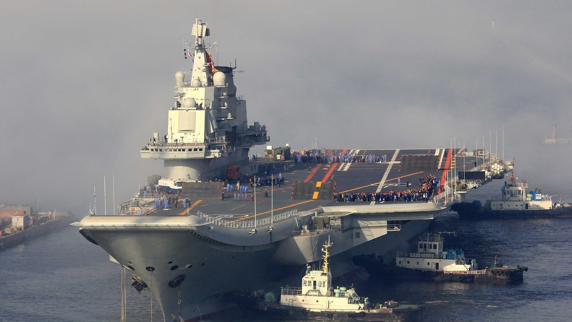 比赛中球员们百分百投入，为荣誉而战，比赛中一名运动员将球打到对手半台台面的垂直侧面