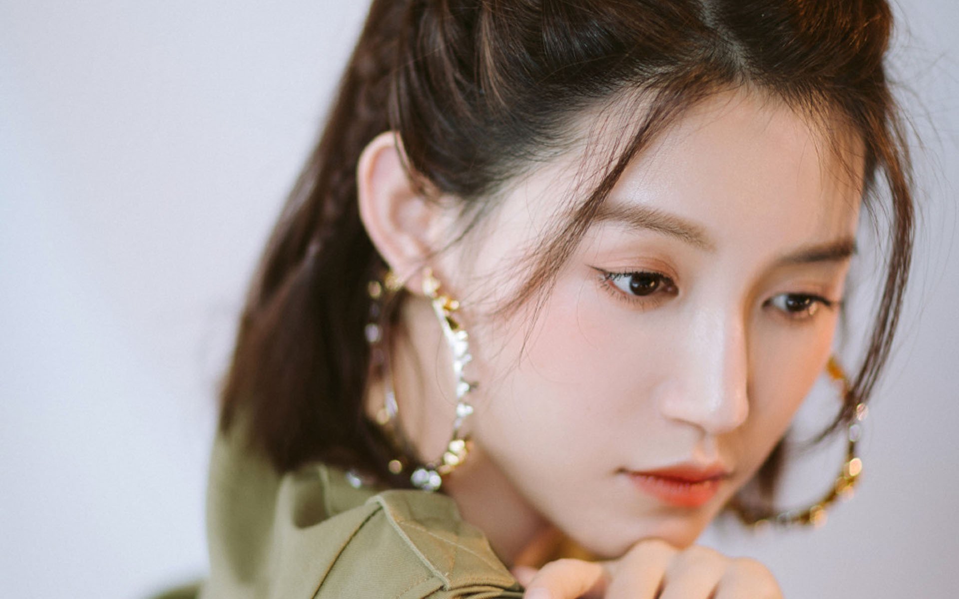 -湖人宣布新赛季宣传语突出荣耀与坚韧精神，湖人队宣传照